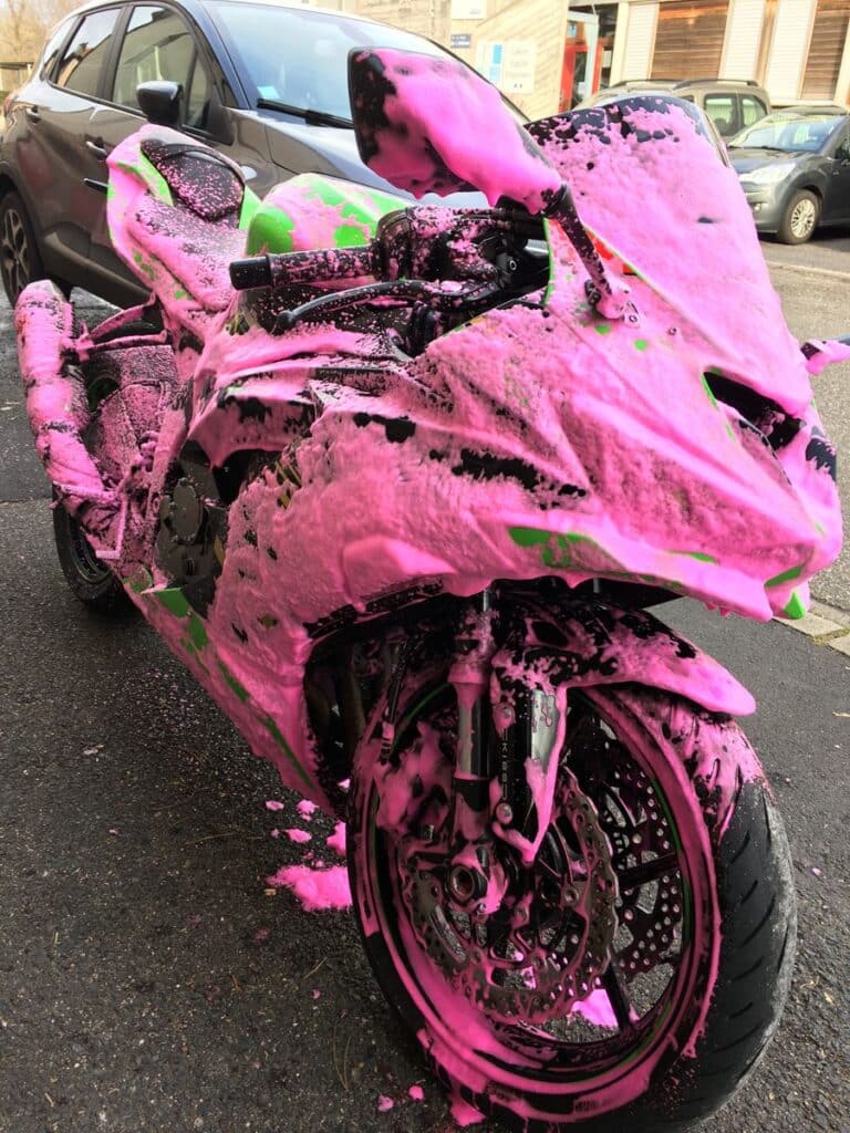 Voiture Rouge De Lavage Avec De La Mousse Active Au Service De La