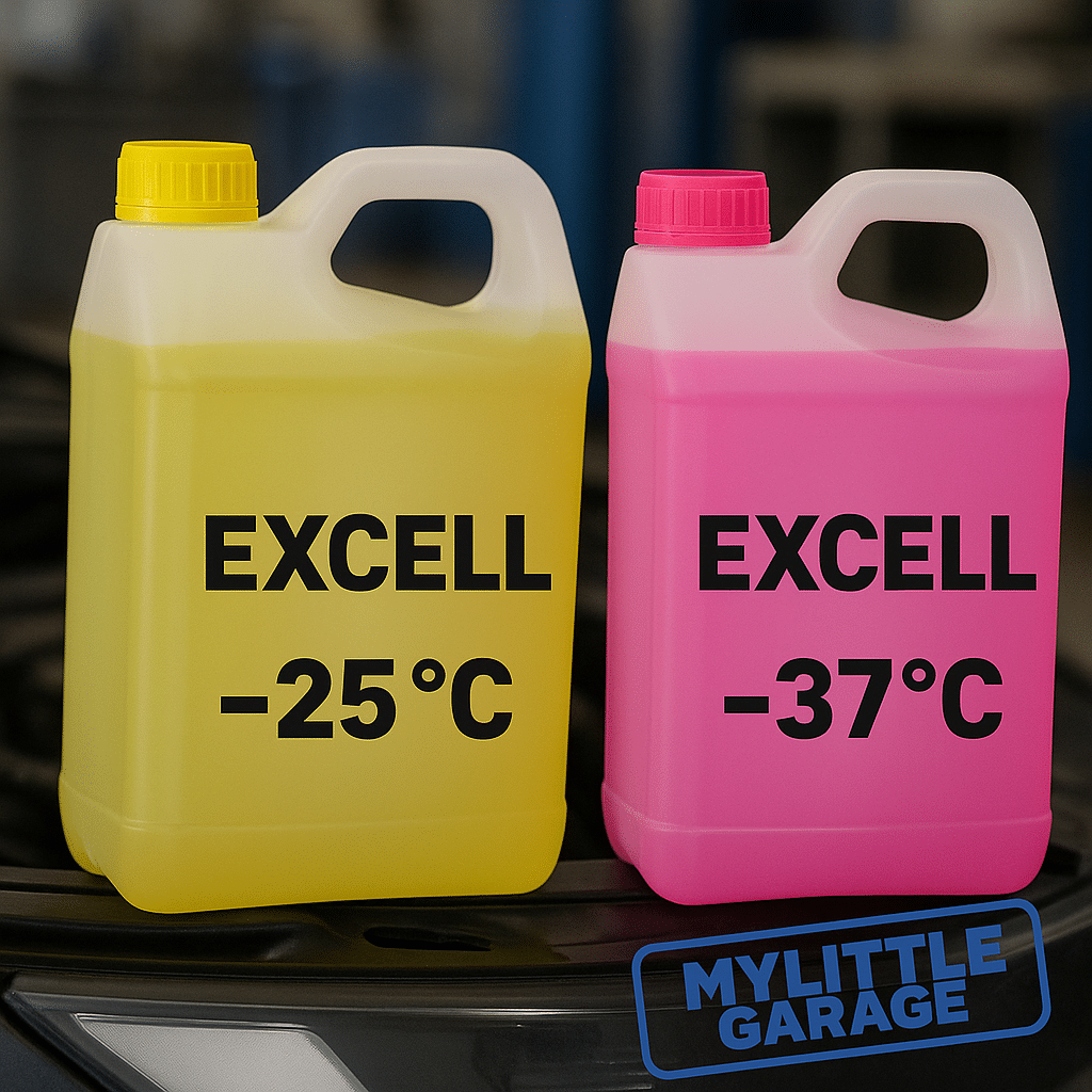 Bidons de 5L de liquide de refroidissement EXCELL –25°C et –37°C posés côte à côte sur un moteur de voiture, logo MyLittleGarage en bas à droite.